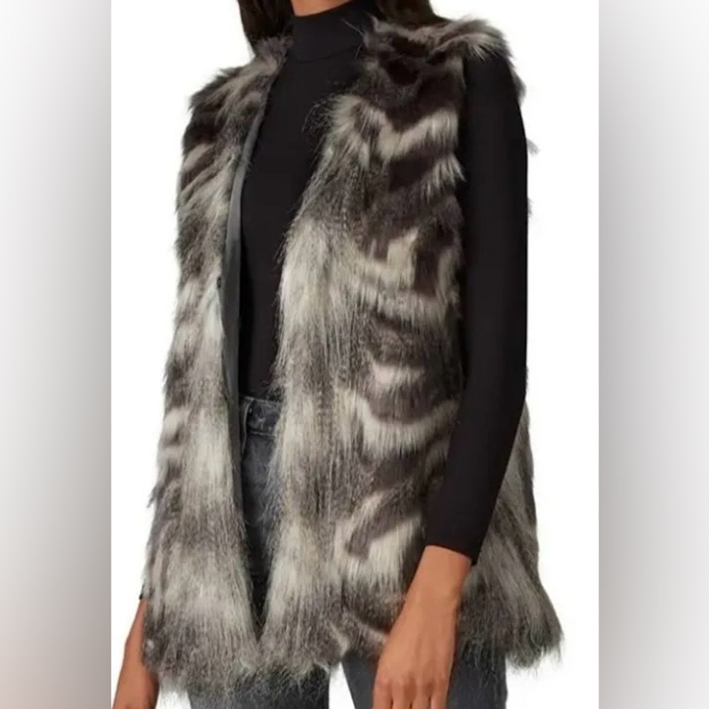 Cupcakes & Cashmere Vivianna Grey Faux Fur Vest L